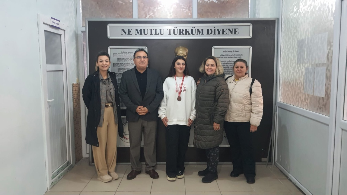 Okulumuz 11-G Sınıfı öğrencisi Şilan Araz 'Gençler 55 kg Taekwondo Müsabakasında 3.olmuştur.'Başarılarının devamını dileriz.